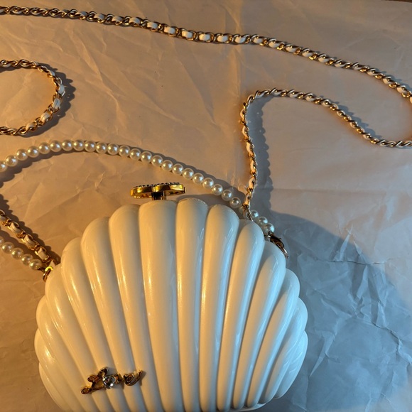 Rare VIP Limited Edition Minaudière Shell Crossbody/Clutch with Original Box Set - Picture 2 of 8